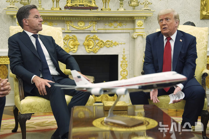 [워싱턴=AP/뉴시스]도널드 트럼프 미 대통령이 14일(현지시각) 마르크 뤼테 북대서양조약기구(NATO) 사무총장과 회담하고 있다. 2025.7.15.