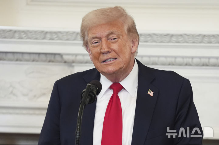 [워싱턴=AP/뉴시스]도널드 트럼프 미국 대통령이 14일(현지 시간) 백악관 스테이트다이닝룸에서 열린 종교국 오찬행사에서 연설하고 있다. 2025.07.15.