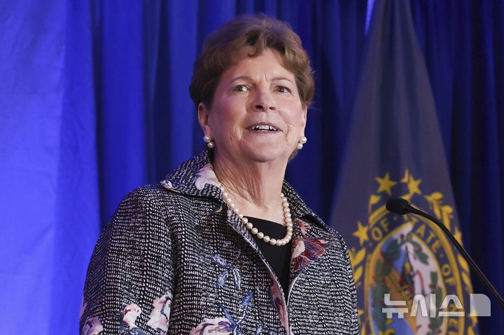 [맨체스터=AP/뉴시스] 도널드 트럼프 행정부의 '상호관세' 부과 조치가 무효라는 내용의 법안을 제출했던 미국 민주당 소속 진 섀힌 상원의원이 관세 발효 시점을 하루 앞두고 법안의 통과를 재차 요구했다고 액시오스가 30일(현지 시간) 보도했다.사진은 섀힌 상원의원이 지난 4월 27일 뉴햄프셔주 맨체스터에서 열린 한 행사에서 발언하는 모습. 2025.07.31. 