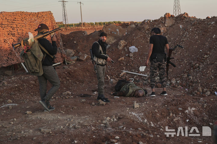 [스웨이다=AP/뉴시스] 지난 14일(현지 시간) 시리아 남부 수와이다에서 정부군이 베두인족과 무력 충돌로 숨진 드루즈 민병대원의 시신을 지켜보고 있다. 베냐민 네타냐후 이스라엘 총리의 연립정부가 초정통파 정당의 이탈로 붕괴 위기에 처한 가운데, 이스라엘은 시리아와 레바논을 공습했다. 2025.07.16.