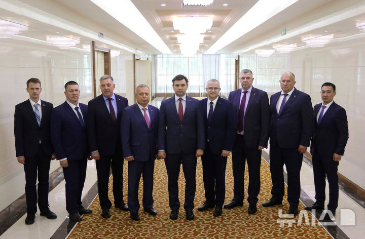 [평양=AP/뉴시스] 로만 쿠리닌(가운데) 러시아 비상사태부 차관이 이끄는 사절단이 14일 북한 평양 국제공항에 도착해 기념 촬영을 하고 있다. 2025.07.15.