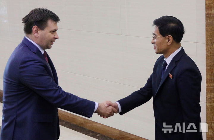 [평양=AP/뉴시스] 로만 쿠리닌(왼쪽) 러시아 비상사태부 차관이 14일 북한 평양국제공항에 도착해 이기철 북한 국가비상재해위원회 부상과 악수하고 있다. 2025.07.15.