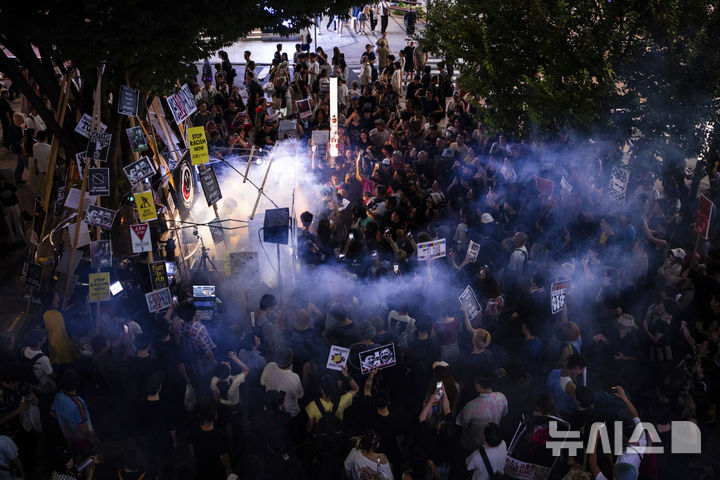 [도쿄=AP/뉴시스] 올해 일본 참의원(상원) 선거를 앞두고 지난 7월13일 도쿄 신주쿠구에서 시위를 벌이고 있는 참정당(산세이토) 비판 시위대의 모습. 참정당은 극우 성향의 민족주의, 인종차별 정책 등을 내세우고 있는 것으로 알려져 있다. 2025.10.10