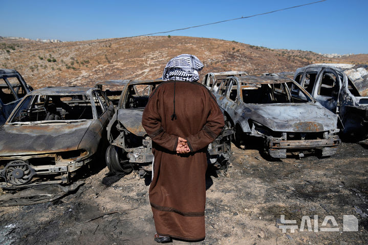 [부르카=AP/뉴시스] 요르단의 가자 지구 구호품 수송단이 이스라엘 정착촌민의 공격으로 차량파괴와 강제 귀국을 당하자 요르단 정부가 8월6일 항의성명을 발표했다. 사진은 지난 7월15일 서안지구 라말라 동쪽 부르카 마을의 팔레스타인인 지주 사베르 아살리예(74)가 이스라엘 정착민들의 공격으로 불에 탄 차량 잔해들을 살펴보는 장면. 2025.08.07.