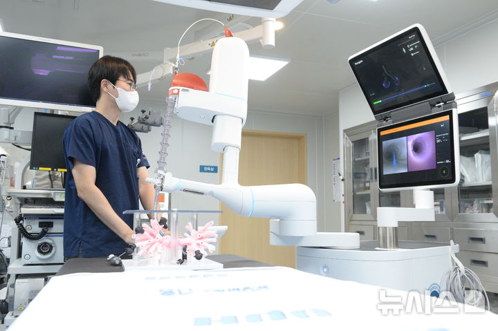 [울산=뉴시스] 배병수 기자 = 지난 10일 오전 울산대학교병원 의료진이 차세대 로봇 기관지내시경 '아이온 엔도루미널 시스템(Ion Endoluminal System)'을 시연하고 있다. 2025.07.15. bbs@newsis.com