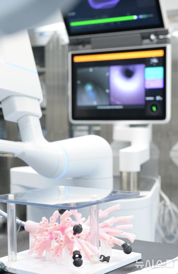 [울산=뉴시스] 배병수 기자 = 지난 10일 오전 울산대학교병원 의료진이 차세대 로봇 기관지내시경 '아이온 엔도루미널 시스템(Ion Endoluminal System)'을 시연하고 있다. 2025.07.15. bbs@newsis.com