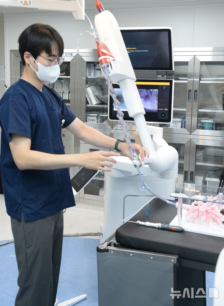 [울산=뉴시스] 배병수 기자 = 지난 10일 오전 울산대학교병원 의료진이 차세대 로봇 기관지내시경 '아이온 엔도루미널 시스템(Ion Endoluminal System)'을 시연하고 있다. 2025.07.15. bbs@newsis.com