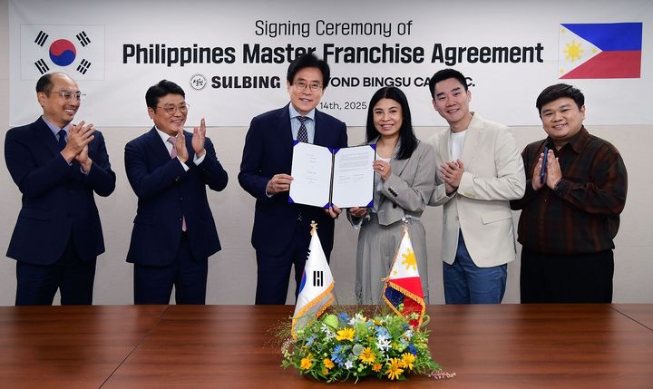 [서울=뉴시스] 설빙이 필리핀 현지 기업 비욘드 빙수 카페와 필리핀 진출을 위한 마스터 프랜차이즈 계약을 체결했다. (사진=설빙 제공)  *재판매 및 DB 금지