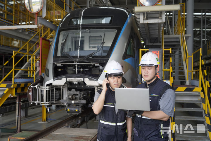 [서울=뉴시스]LG유플러스는 공항철도에 국내 철도운영기관 중 최초로 5G 특화망(이음 5G)을 상용화하고, 철도 산업의 디지털 전환(DX)과 차세대 철도 통신체계인 5G-R 시대로의 전환을 앞당기는 기반을 마련했다고 15일 밝혔다. 사진은 용유차량기지에서 공항철도 직원들이 5G 특화망에 연결된 노트북을 통해 객차 및 설비를 점검하는 모습. (사진=LG유플러스 제공)