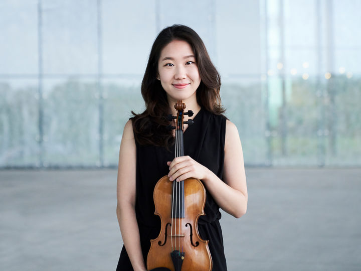 [통영=뉴시스] 신정철 기자= 통영국제음악재단은 오는 8월 10일 오후 3시부터 통영국제음악당 콘서트홀에서 독일 바이에른방송 교향악단의 제2바이올린 악장으로서 거장 지휘자 故 마리스 얀손스와 함께했던 바이올리니스트 이지혜가 이끄는 '발트앙상블' 공연을 개최한다고 15일 밝혔다.사진은 이지혜와 함께 발트앙상블과 협연하는 독일 명문 악단인 밤베르크 심포니 오케스트라의 부악장으로 활동중인 바이올리니스트 설민경 프로필.(사진=통영국제음악재단 제공).2025.07,15, photo@newsis.com *재판매 및 DB 금지