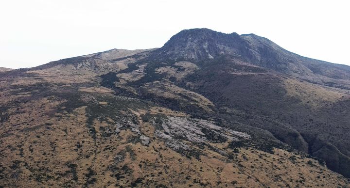 [서울=뉴시스] 한라산 모세왓 유문암질 각력암 지대 전경 (사진=국가유산청 제공) 2025.07.15. photo@newsis.com *재판매 및 DB 금지