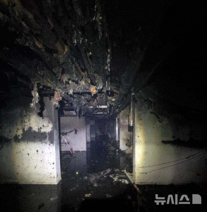 [서울=뉴시스] 14일 오후 5시18분께 서울 마포구 한 아파트 지하에서 화재가 발생했다. 반소된 지하 1층 모습이다. 화재는 오후 6시 39분께 완전히 진화됐다. (사진=마포소방서 제공) 2025.07.15. photo@newsis.com