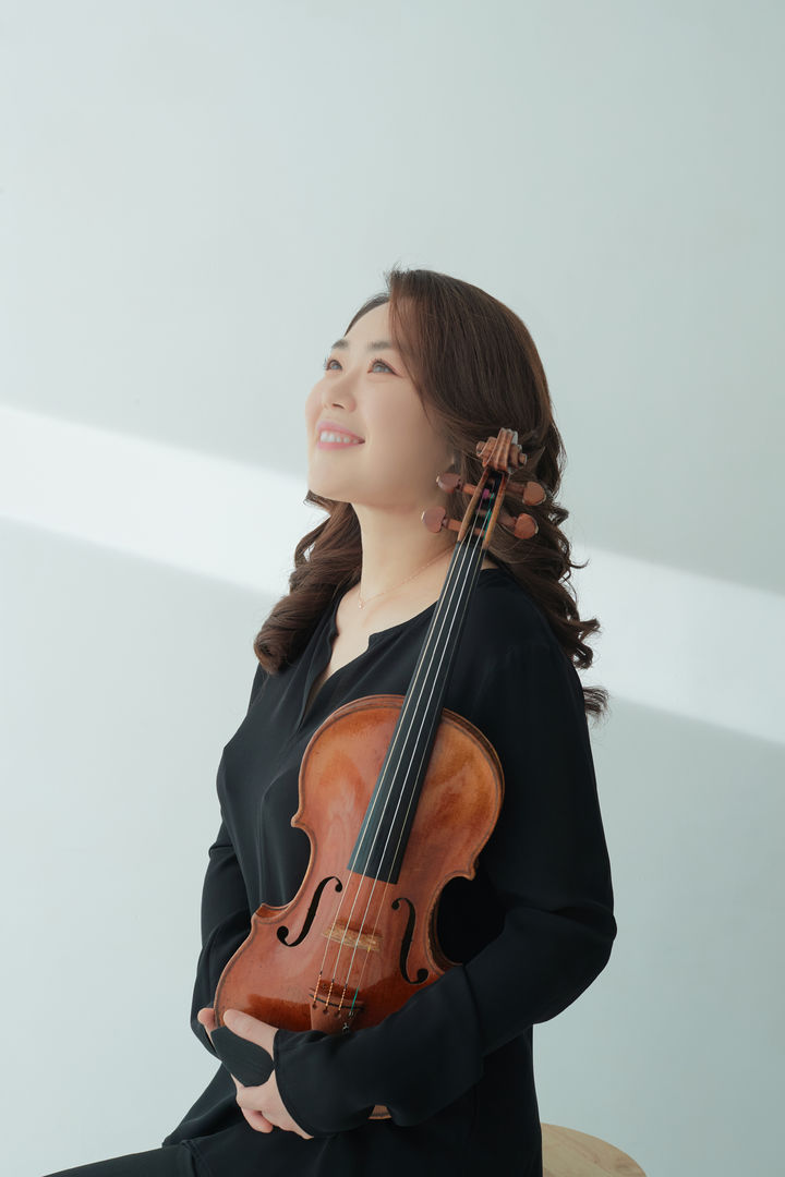 [통영=뉴시스] 신정철 기자= 통영국제음악재단은 오는 8월 10일 오후 3시부터 통영국제음악당 콘서트홀에서 독일 바이에른방송 교향악단의 제2바이올린 악장으로서 거장 지휘자 故 마리스 얀손스와 함께했던 바이올리니스트 이지혜가 이끄는 '발트앙상블' 공연을 개최한다고 15일 밝혔다.사진은 이지혜 한국예술종합학교 기악과 교수 프로필.(사진=통영국제음악재단 제공).2025.07,15, photo@newsis.com *재판매 및 DB 금지