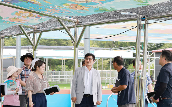 [함평=뉴시스] 이상익 전남 함평군수와 공무원들이 함평엑스포공원 물놀이장 안전시설을 점검하고 있다. 함평군은 물놀이장을 18일 개장한다. (사진=함평군 제공) photo@newsis.com *재판매 및 DB 금지
