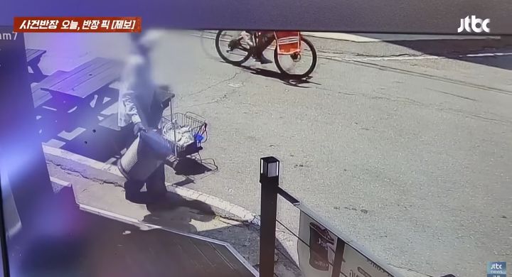 [서울=뉴시스] 한 여성이 편의점 앞에서 건조 중이던 잔반통을 훔쳐 가는 황당한 사건이 벌어졌다.  (사진=JTBC 사건반장 갈무리) 2025.07.15 *재판매 및 DB 금지