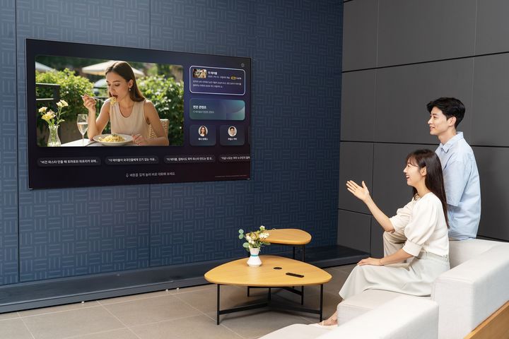 [서울=뉴시스]삼성전자 모델이 자연어 처리 기반의 향상된 빅스비가 적용된 '클릭 투 서치'를 통해 삼성 AI TV와 대화하듯이 다양한 정보를 얻고 있다. (사진=삼성전자 제공) 2025.07.15. photo@newsis.com *재판매 및 DB 금지