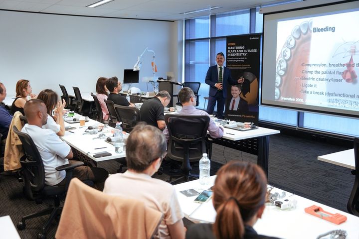 [서울=뉴시스] 코트라가 오는 17일 오후 2시부터 호주 의료기기 시장 진출에 관심 기업을 대상으로 '2025 호주 의료기기 시장 진출전략 웨비나'를 개최한다. 사진은 이번 웨비나의 연사인 호주 바이어 미니맥스에서 현지 의사들을 대상으로 진행했던 세미나 현장 모습. (사진=코트라 제공) 2025.07.15 photo@newsis.com *재판매 및 DB 금지