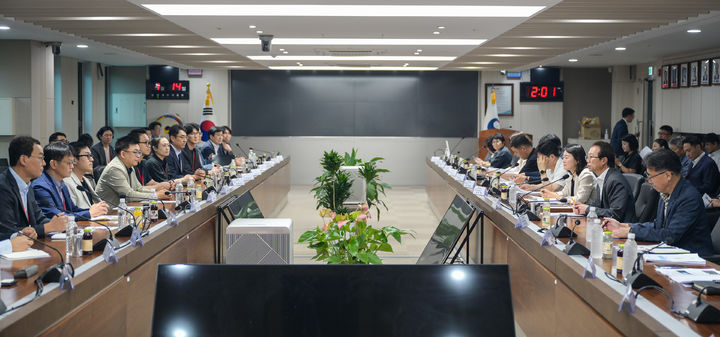 [서울=뉴시스] 14일 방위사업청 과천 청사에서 강환석 방위사업청 차장 주관으로 '국방 AI 중소기업 간담회'가 개최됐다. (사진=방위사업청 제공) 2025.07.15. photo@newsis.com *재판매 및 DB 금지