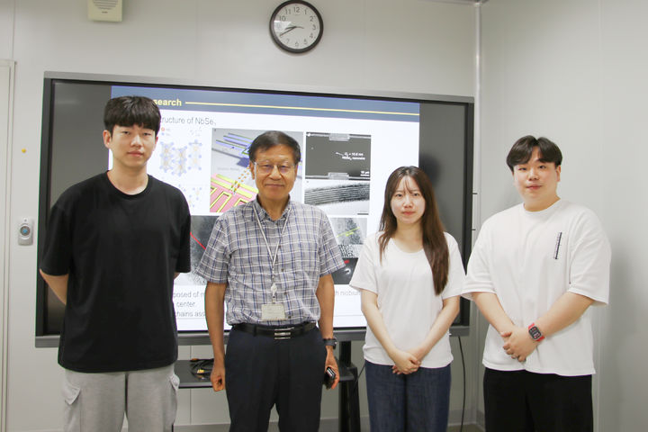 [대구=뉴시스] 대구경북과학기술원(DGIST) 박경수 교수(왼쪽 두번째)와 연구진. (사진=DGIST 제공) 2025.07.15. photo@newsis.com *재판매 및 DB 금지