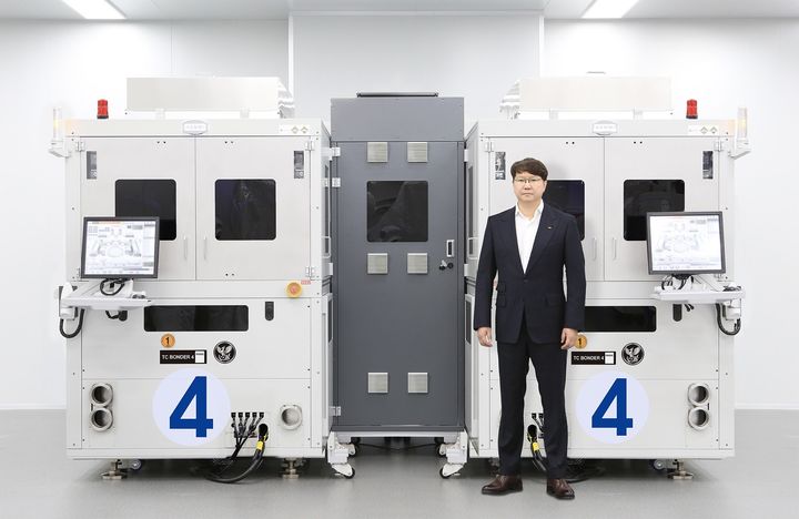 한미반도체 곽동신 회장과 HBM4 전용 장비 'TC 본더 4' (사진=한미반도체 제공) *재판매 및 DB 금지