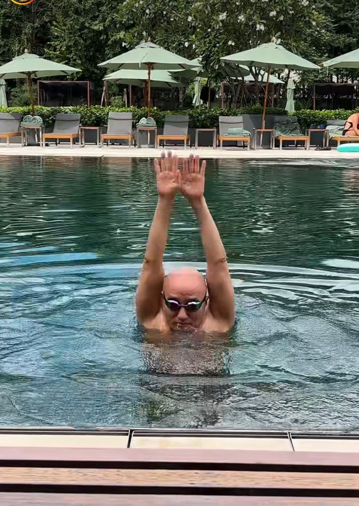 [서울=뉴시스] 방송인 혹석천이 지난 14일 소셜미디어에 올린 영상에서 가수 유노윤호 노래 '땡큐'(Thank U)에 맞춰 춤췄다. (사진=홍석천 인스타그램 캡처) 2025.07.15. photo@newsis.com *재판매 및 DB 금지