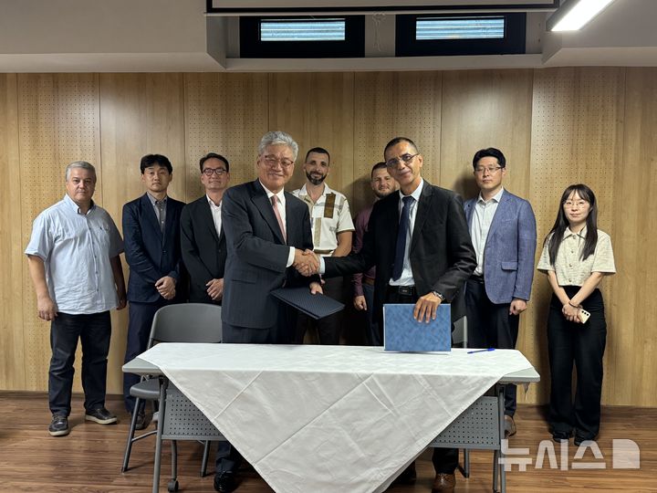 [서울=뉴시스] 한국시멘트협회 이창기 부회장(왼쪽)과 라바&nbsp;&nbsp;&nbsp;&nbsp;&nbsp;&nbsp;&nbsp;&nbsp;&nbsp;&nbsp;&nbsp;&nbsp;&nbsp;&nbsp; 게숨 GICA회장(오른쪽). 