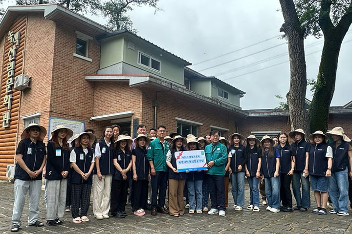 정선군이 본격적인 폭염에 대비해 지난 14일부터 외국인 계절근로자를 대상으로 폭염 대응 보호장비를 지급하고 있다.(사진=정선군 제공) *재판매 및 DB 금지