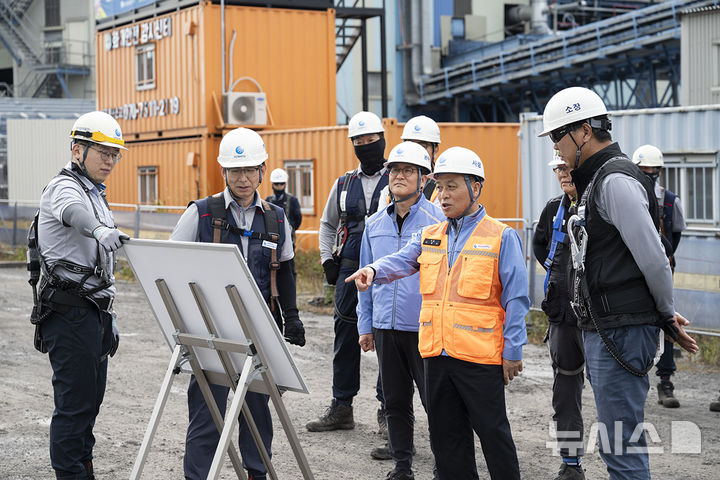 [세종=뉴시스]한국중부발전 이영조 사장이 여름철 전력수급 대책기간 안정적 설비운영을 위해 보령발전본부 발전설비를 점검하고 있다.(사진=중부발전 제공)