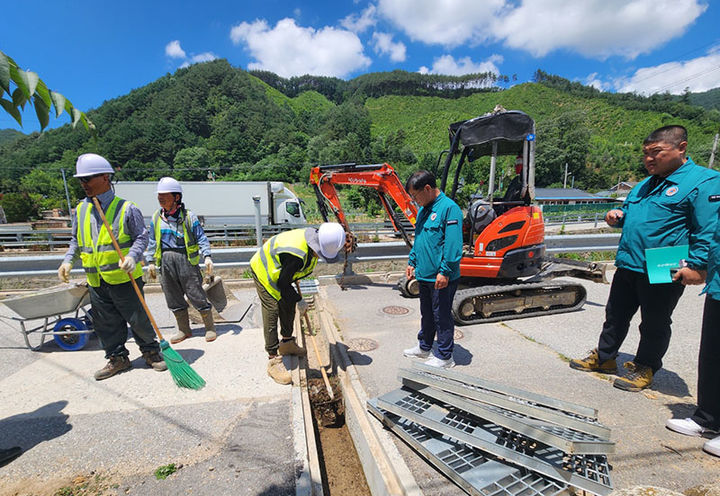 정선군이 집중호우와 도시침수 위험에 적극 대응하기 위해 이창우 부군수를 단장으로 관내 우수관 및 빗물받이 준설사업 현장에 대한 집중 점검에 나서고 있다.(사진=정선군 제공) *재판매 및 DB 금지