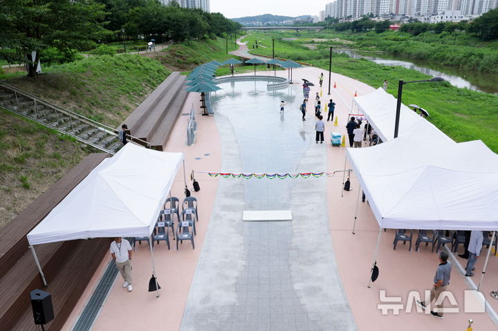 [고양=뉴시스] 경기 고양시 '창릉천 발물놀이터'.(사진=고양시 제공)photo@newsis.com