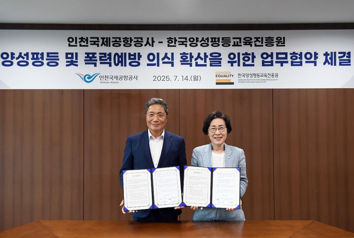 [서울=뉴시스] 지난 14일 인천국제공항공사 회의실에서 진행된 ‘양성평등 및 폭력예방 의식 확산을 위한 업무협약 체결식’에서 인천국제공항공사 이학재 사장(왼쪽)이 양성평등교육진흥원 김삼화 원장(사진 오른쪽)과 양해각서(MOU) 체결 후 기념촬영을 하고 있다. 2025.07.15. (사진=인천공항공사 제공) photo@newsis.com *재판매 및 DB 금지