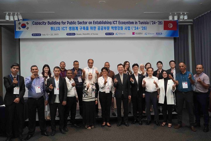[부산=뉴시스] 부산테크노파크(부산TP)는 지난 14일 남구 아바니센트럴 부산 호텔에서 '튀니지 ICT 생태계 구축을 위한 공공부문 역량강화 사업'의 연수생 입교식을 개최했다. (사진=부산테크노파크 제공) 2025.07.15. photo@newsis.com *재판매 및 DB 금지