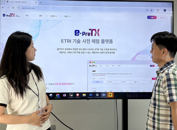 [대전=뉴시스] ETRI 연구진이 이프리티엑스(e-PreTX) 플랫폼을 시연하고 있다.(사진= ETRI 제공) *재판매 및 DB 금지
