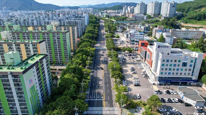 [순천=뉴시스] 고압 송전탑이 철거되고 송전선로 지중화 공사가 끝난 순천시 지봉로 구간. (사진=순천시 제공) 2025.07.15. photo@newsis.com *재판매 및 DB 금지