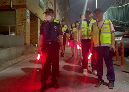 [광주=뉴시스] 야간순찰하는 백운지구대와 자율방범대. (사진=광주 남부경찰 제공) 2025.07.15. photo@newsis.com *재판매 및 DB 금지