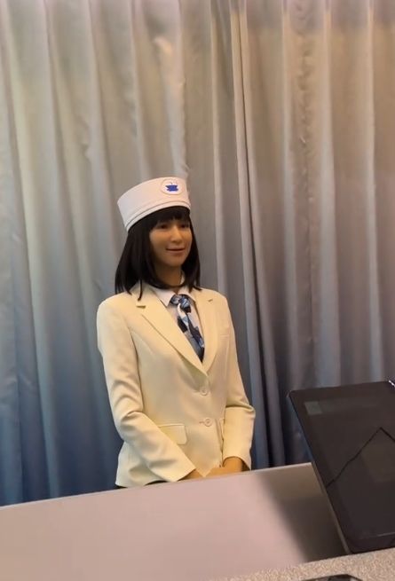 [서울=뉴시스] 일본의 한 호텔에서 휴머노이드 로봇이 손님을 맞이해 놀란 아르헨티나 인플루언서의 영상이 화제를 모으고 있다. (사진 = 'manuenalemania' 틱톡 캡처) 2025.07.15. *재판매 및 DB 금지