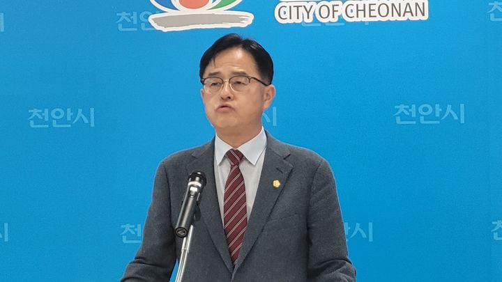 [천안=뉴시스] 송승화 기자 = 충남 불당동 천안시청에서 기자회견하는 장혁 천안시의원. 2025.07.15. ssong1007@newsis.com *재판매 및 DB 금지