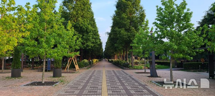 [진주=뉴시스]경남 진주시에 조성된 한 도시숲 전경.(사진=경남도 제공)