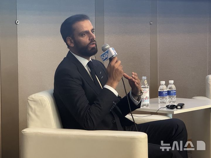 [서울=뉴시스] 윤정민 기자 = 이르판 칸 SAP 데이터·애널리틱스 사장 겸 최고제품책임자가 15일 오전 서울 강남구 그랜드 인터컨티넨탈 서울 파르나스에서 열린 'SAP 나우 AI 투어 코리아' 기자간담회에서 취재진 질의에 답하고 있다. 2025.07.15. alpaca@newsis.com 