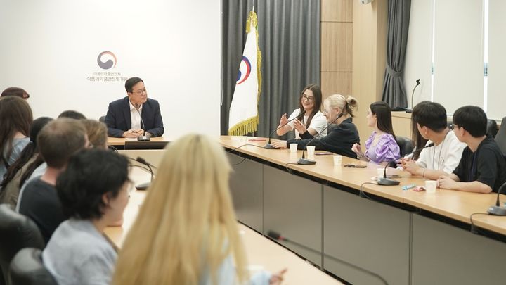 [서울=뉴시스] 글로벌 약학인재 대상 견학프로그램 원장님과 대화 (사진=식약처 제공) 2025.07.15. photo@newsis.com *재판매 및 DB 금지