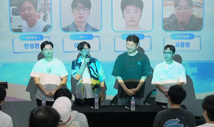 지난 7월 5일 서울 건대입구역 스타시티몰 ‘브이스퀘어’에서 열린 ‘브라운더스트2’ 개발진 사인회가 진행됐다. 사진 왼쪽부터 브라운더스트2 메인 원화팀장 한성현, 겜프스엔 이준희 PD, 김종호 사업부장, 서종원 스토리팀장. (사진=네오위즈 제공) *재판매 및 DB 금지