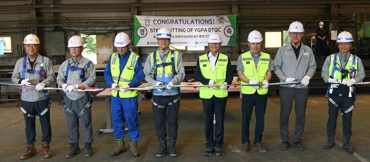 [영암=뉴시스]HD현대삼호가 최근 대불공단에서 ‘광양항 자동화부두 컨테이너크레인 8기 제작 강재절단식’을 갖고 있다. (사진=HD현대삼호 제공) 2025.07.15. photo@newsis.com *재판매 및 DB 금지