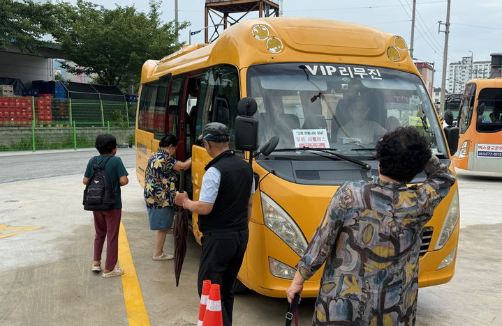 [고창=뉴시스] 고창 전통시장 3·8장날, 주민들이 무료 셔틀버스를 운행하고 있다. *재판매 및 DB 금지