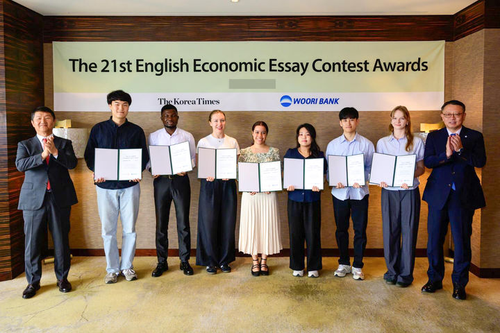[대전=뉴시스] '2025 제21회 코리아타임즈 경제 에세이 대회' 시상식에서 장려상을 받은 우송대 마르우코 펠릭스(왼쪽 세번째). (사진=우송대 제공) *재판매 및 DB 금지