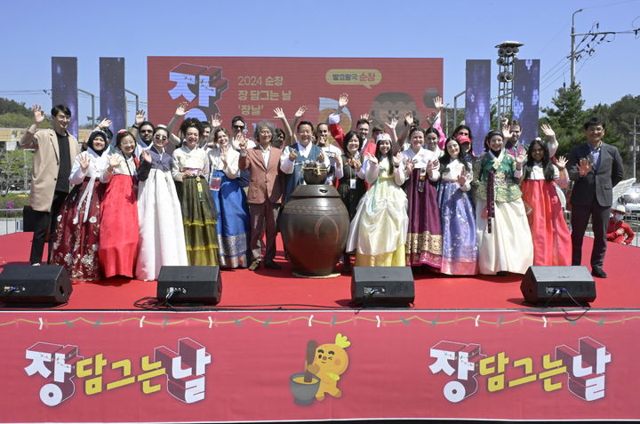 [순창=뉴시스] 순창군 발효관광재단이 주관해 지난해 열렸던 '순창 장담그는 날' 행사. *재판매 및 DB 금지