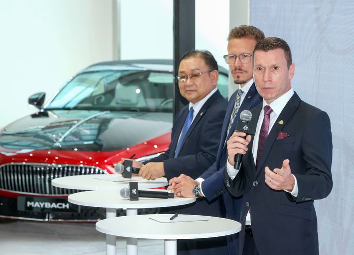 [서울=뉴시스] 14일 서울 강남구 압구정 마이바흐 브랜드센터 서울 오픈 기자간담회에서 질의응답을 하고 있는 모습. 왼쪽부터 노재봉 HS효성더클래스 대표이사, 마티아스 가이젠 메르세데스-벤츠 그룹 AG 이사회 멤버 겸 마케팅 & 세일즈 총괄, 마티아스 바이틀 메르세데스-벤츠 코리아 대표이사 사장. (사진=메르세데스-벤츠 코리아 제공) photo@newsis.com *재판매 및 DB 금지