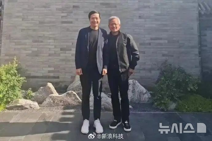 [베이징=뉴시스] 젠슨 황 엔비디아 최고경영자(CEO)가 지난 14일 레이쥔 샤오미 창업자 겸 CEO와 찍은 사진이 소셜미디어(SNS) 등을 통해 유포됐다고 신랑재경 등 중국 현지 매체들이 보도했다.(사진=중국 신랑재경 갈무리) *DB 및 재판매 금지 2025.07.15 photo@newsis.com