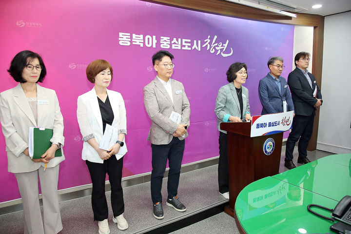 [창원=뉴시스] 강경국 기자 = 정숙이 경남 창원시 자치행정국장이 15일 시청 프레스센터에서 유휴 공유재산 매각 등과 관련해 브리핑을 하고 있다. (사진=창원시청 제공). 2025.07.15. photo@newsis.com *재판매 및 DB 금지