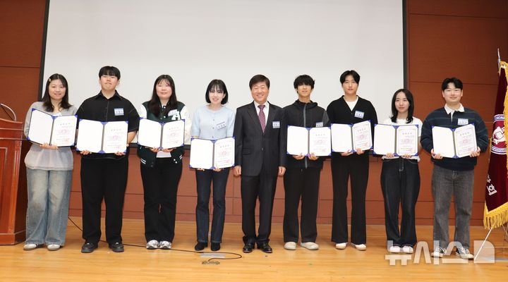 [전주=뉴시스]윤난슬 기자 = 지난 4월 열린 전북대 총동창회 장학금 전달식. (사진=전북대 제공) photo@newsis.com