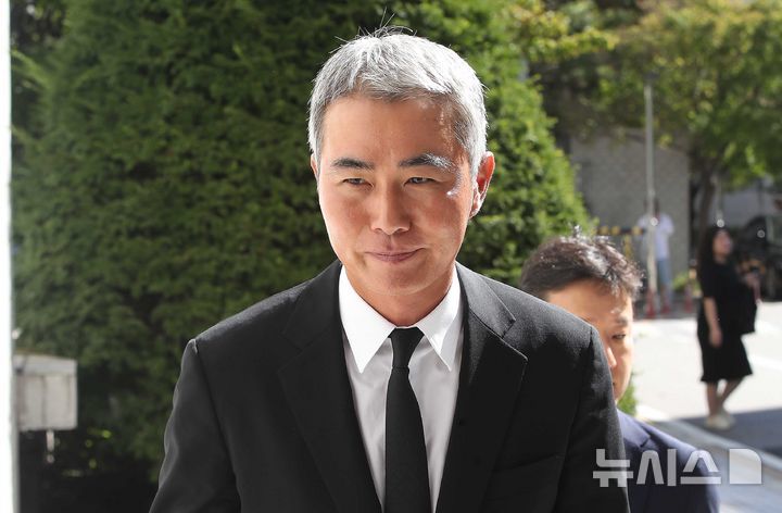 [서울=뉴시스] 정병혁 기자 = 사진은 암호화폐 '위믹스' 유통량 조작 의혹 혐의로 불구속기소 된 장현국 전 위메이드 대표이사가 서울 양천구 서울남부지방법원에서 열린 자본시장법 위반 등 혐의 1차 공판기일에 출석하는 모습. (공동취재) 2024.09.24. photo@newsis.com *재판매 및 DB 금지